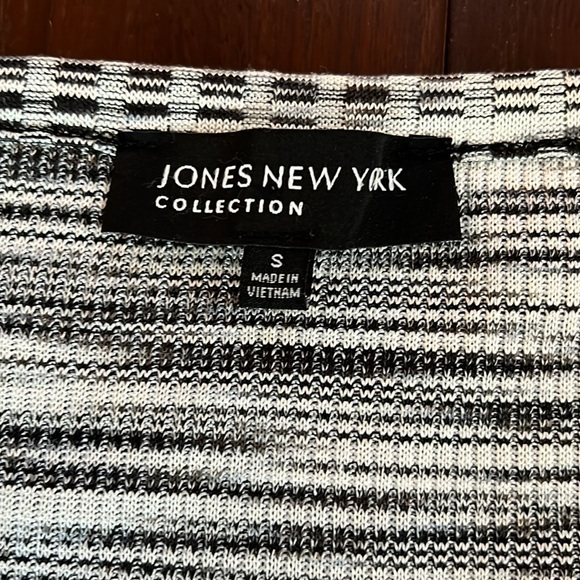 Black and white shirt - Picture 2 of 7